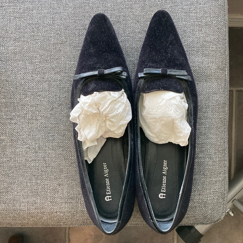 Velvet flat with patent piping and bow by Etienne Aigner 9M